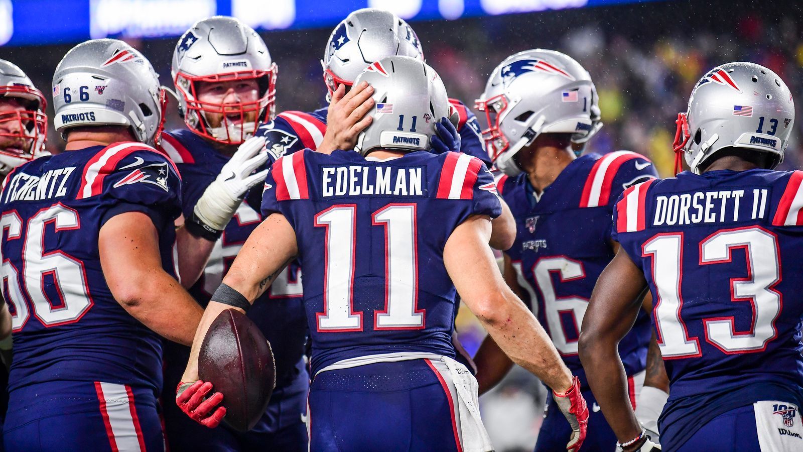 
                <strong>Platz 1: New England Patriots</strong><br>
                Bilanz: 8-0Letzte Spiele: W,W,W... denn die Defensive der Patriots spielt historisch gut. Sie erlauben 7,6 Punkte pro Spiel (Liga-Bestwert), sammeln die meisten Sacks bisher (31) und die meisten Interceptions (19). Ach und übrigens, in der Offensive spielt ein gewisser Tom Brady, der zur Not das Ruder auch noch rumreißen kann. Die Patriots sind also auch in diesem Jahr mal wieder das Team, das es am Ende zu schlagen gilt. 
              