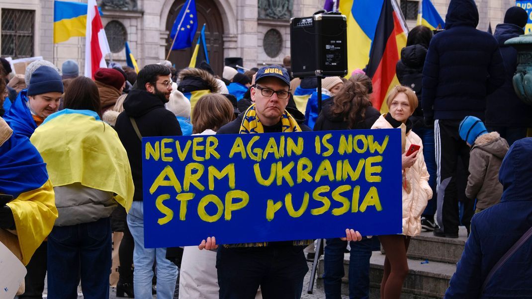 Ein Demonstrant fordert mehr Unterstützung für die Ukraine.