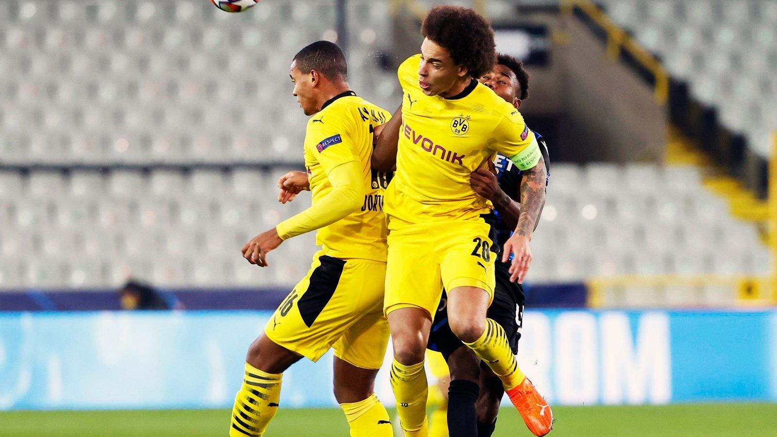 
                <strong>Axel Witsel</strong><br>
                Der Belgier läuft diesmal als Innenverteidiger auf und hinterlässt dabei einen richtig starken Eindrucken. Vor allem in der etwas hektischen Anfangsphase ist er in kritischen Situationen zur Stelle. Sowohl in der Defensive wie auch in der Offensive setzt er mit seinem Kopfballspiel wichtige Impulse, bereitet so auch nach einer Ecke per Kopf das 2:0 vor. ran-Note: 2
              