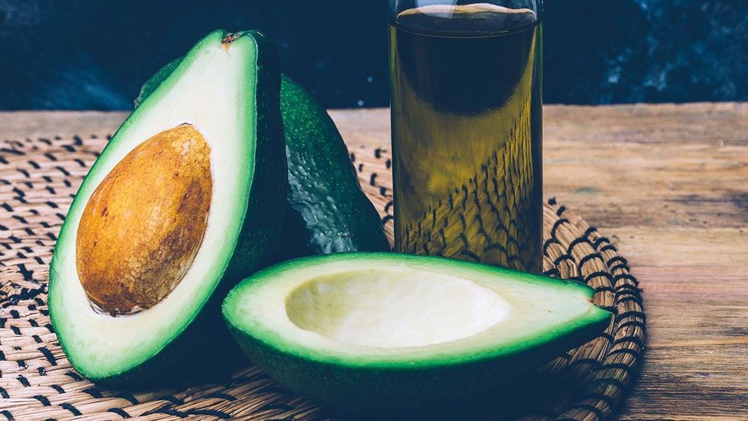 Die pflegenden Öle der Avocado eignen sich super als Basis für eine DIY-Haarkur – unser Beauty-Rezept findet Ihr im Beauty-Artikel.