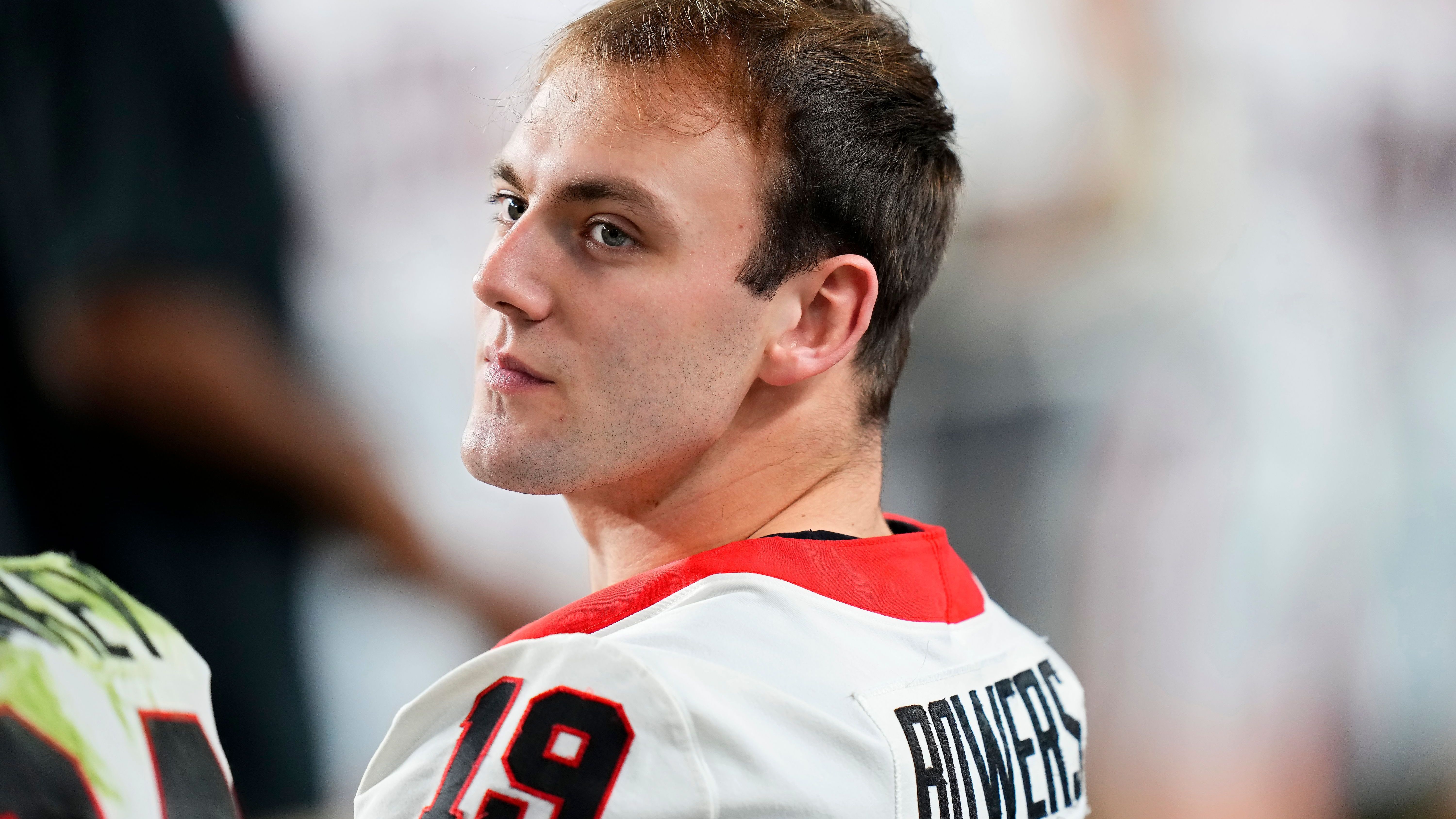 <strong>10. Pick: New York Jets - TE Brock Bowers (Georgia)</strong><br>Für das Ziel, endlich mit Aaron Rodgers durchzustarten, haben die Jets bereits einen starken Kader beisammen. Nur auf Tight End fehlt die große Klasse - bei allem Respekt vor Tyler Conklin. Brock Bowers spielt hier in einer anderen Liga. Die Jets runden damit ein extrem spannendes Team ab.