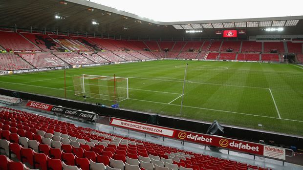 
                <strong>AFC Sunderland - Stadium of Light</strong><br>
                AFC Sunderland: Im Stadium of Light des AFC Sunderland bekommt man für den selben Preis wie beim Rivalen von Newcastle United (1.870 Euro) drei Stunden Spielzeit. Im Preis inbegriffen: eine Mahlzeit für alle Mitspieler nach Ende der Partie, eine "Man of the Match"-Präsentation, aber auch einen Holzschuh für den schlechtesten Spieler.
              