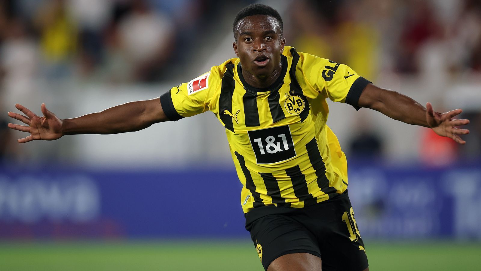 
                <strong>Youssoufa Moukoko (Borussia Dortmund)</strong><br>
                &#x2022; Vertrag bis: 30. Juni 2023 - <br>&#x2022; Alter: 17 Jahre - <br>&#x2022; Position: Mittelstürmer - <br>&#x2022; Nationalität: Deutschland/Kamerun<br>
              
