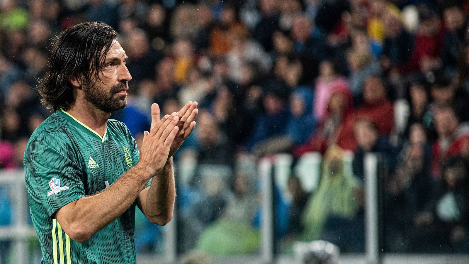 
                <strong>Juve-Legende Andrea Pirlo wird neuer Trainer</strong><br>
                Diese Nachricht kam überraschend. Eine Woche nachdem Juventus Turin Andrea Pirlo als neuen U23-Trainer vorgestellt hat, übernimmt der italienische Ballkünstler nun die Profimannschaft. Gemeinsam mit den Vereinsbossen soll die Mannschaft nun für die kommende Saison zusammengestellt werden. Laut "Gazzetta dello Sport" gab es bereits ein Treffen mit ersten Übereinkünften.
              