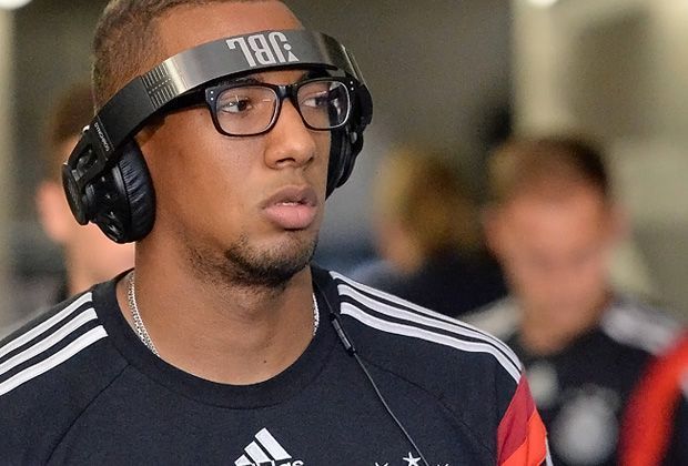 
                <strong>Gewinner: Jerome Boateng</strong><br>
                Einiges spricht dafür, dass Lahm bei der WM im Mittelfeld spielt. Damit ist die rechte Außenbahn frei. Auch wenn er selbst lieber zentral spielt, bringt Boateng mit seiner Schnelligkeit und guten Diagonalbällen die Kernkompetenzen für außen mit. Zwei solide Testspiele plus Torvorlage.
              