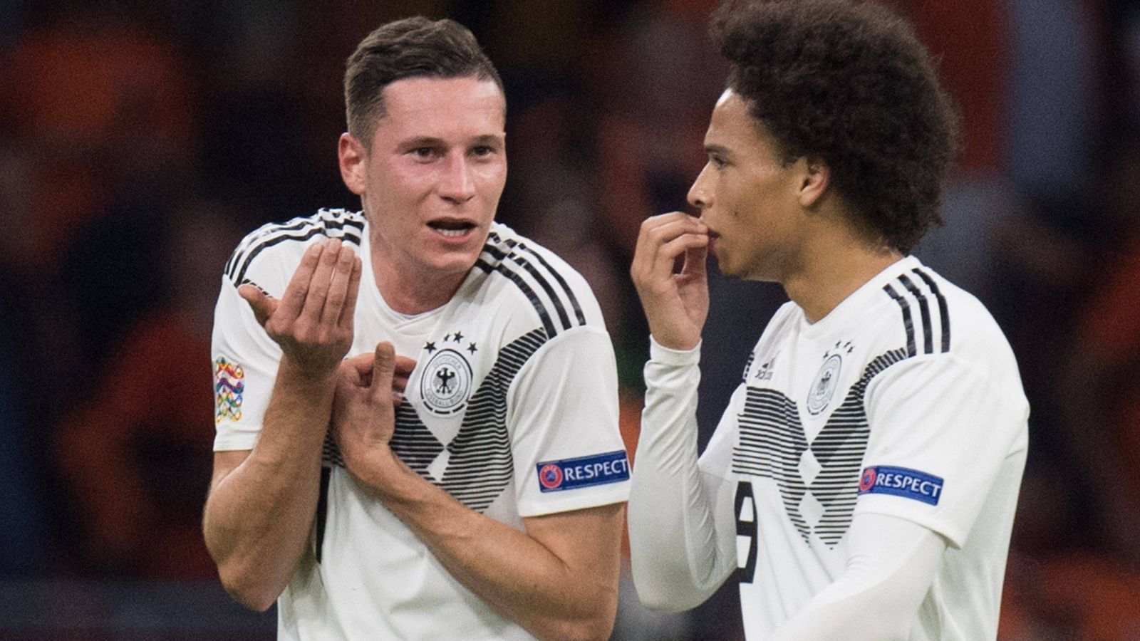 
                <strong>Julian Draxler (Paris St. Germain/25/49)</strong><br>
                Julian Draxler weiß, wie man Titel gewinnt. Pokalsieger mit Schalke 04, französischer Meister und Pokalsieger mit Paris St. Germain - und mit der Nationalmannschaft Weltmeister und Confed-Cup-Sieger. Beim WM-Vorbereitungsturnier überzeugte Draxler dabei auch als Anführer, war als Kapitän maßgeblich am Erfolg beteiligt. Diese Qualitäten könnten ihn nun auch in der Hierarchie der DFB-Auswahl nach oben bringen.
              