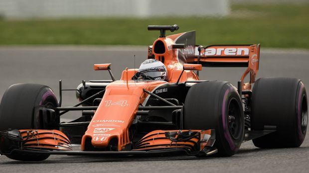 
                <strong>McLaren trennt sich von Honda</strong><br>
                Die Testfahrten waren mal wieder ein Desaster. McLaren hat ein Chassis, das mithalten könnte, wenn da nicht der leistungsschwache und anfällige Honda-Motor wäre. Gerüchte, dass sich McLaren nach der alten Partnerschaft mit Mercedes sehnt, tauchten dann auch prompt auf. Nach einer erneut schwachen Saison wird der Traditionsrennstall die Reißleine ziehen.
              