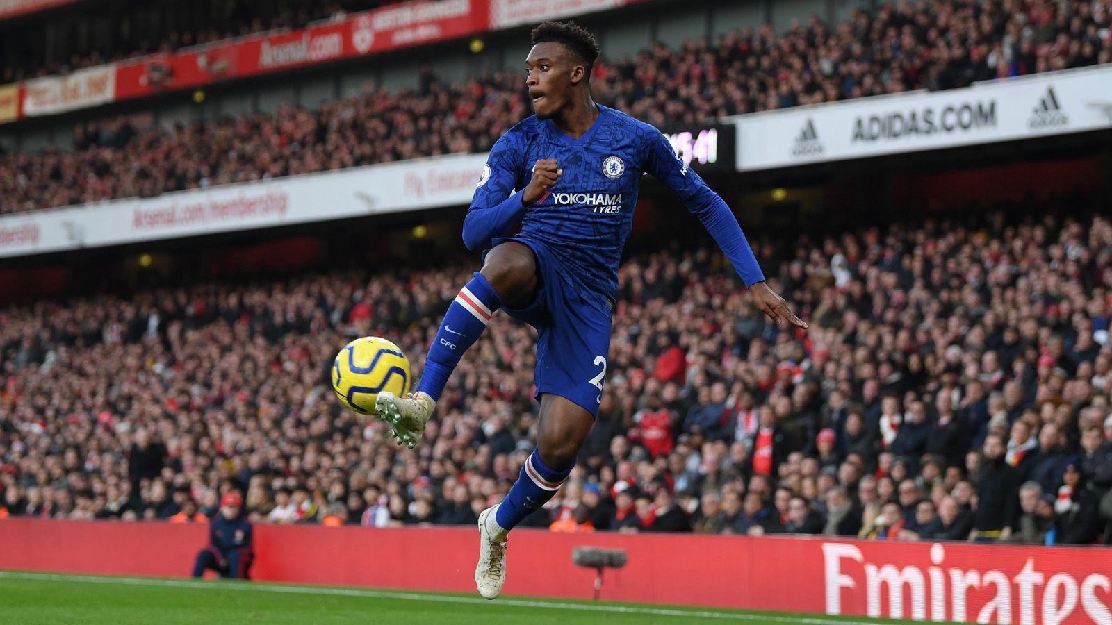 
                <strong>Callum Hudson-Odoi (FC Chelsea)</strong><br>
                Die Transferpolitik des FC Chelsea ist für Außenstehende nur schwer zu begreifen. Mit Ziyech, Werner und Havertz verpflichteten die Londoner gleich drei Topspieler, obwohl die Klasse in den eigenen Reihen bereits vorhanden war. Da jetzt ein heißer Kampf um die Startelf-Plätze entbrannt ist, könnte es den ein oder anderen vor Transferschluss noch wegziehen. Geht es nach dem FC Bayern, wäre das Callum Hudson-Odoi. Seit gut anderthalb Jahren buhlt der Rekordmeister schon um die Dienste des 19-Jährigen. Zuletzt soll Chelsea eine Leihe mit Kaufoption von 77 Millionen Euro abgelehnt haben. Aber die Bayern haben ja noch Zeit, nachzubessern.
              