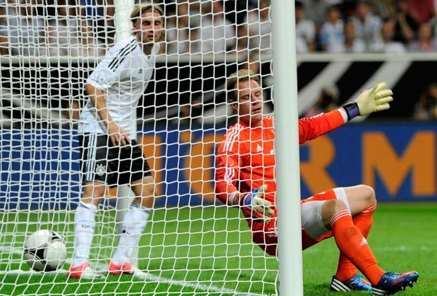 
                <strong>15.8.2012: Deutschland - Argentinien 1:3</strong><br>
                Nur ein DFB-Spieler kann sich ein bisschen über den Abend freuen. Weil Ron-Robert Zieler die Rote Karte sieht, darf Marc-Andre ter Stegen ran und pariert mit seiner ersten Aktion einen Elfmeter von Messi. Später muss er allerdings drei Mal hinter sich greifen.
              