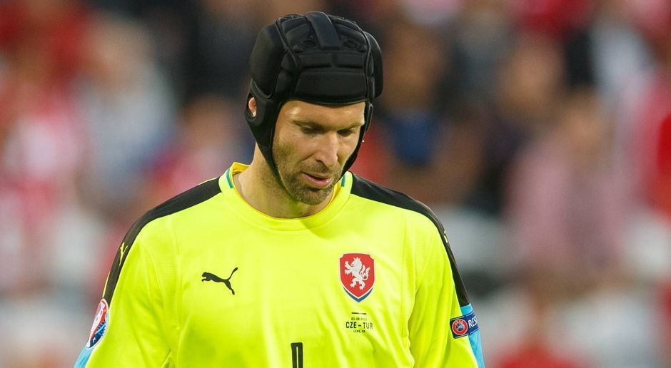 
                <strong>Petr Cech: Gegentor-Rekord</strong><br>
                Die meisten Gegentore: Was für ein bitterer Abend für Petr Cech! Die Nummer eins der Tschechen kassiert im letzten Gruppenspiel gegen die Türkei seine EM-Gegentore Nummer 20 und 21 und stellt damit einen neuen Negativ-Rekord auf. Kein anderer Keeper musste bei all seinen EM-Einsätzen öfter hinter sich greifen als der 34-Jährige. 
              