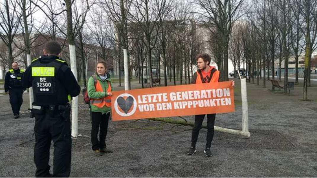 Die "Letzte Generation" hat einen Baum vor dem Kanzleramt gefällt.