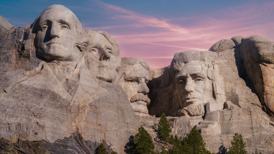Am Mount Rushmore in South Dakota ist auch Thomas Jefferson (2. von links) verewigt, der die Vorgängerin der Demokratischen Partei gründete und der 3. Präsident der USA war. Neben ihm sind George Washington (links), Theodore Roosevelt und Abraham Lincoln (rechts) zu sehen.