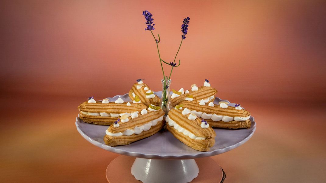 Éclairs mit Lavendel-Ziegenfrischkäse-Creme und Mirabellen-Kompott