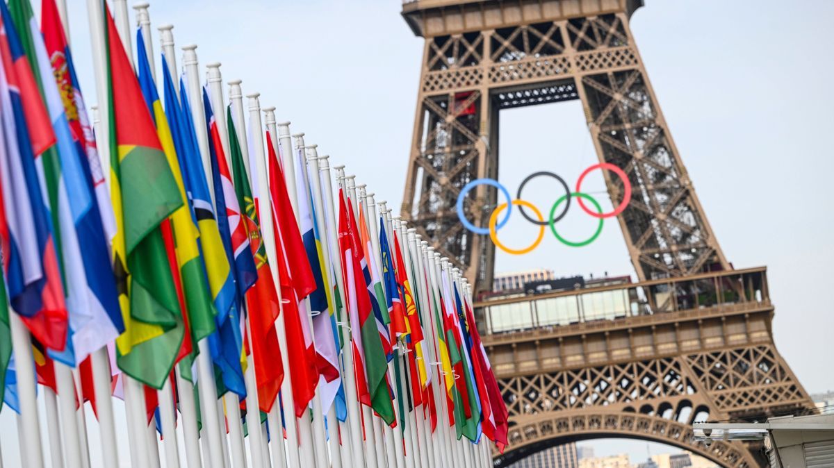 Paris 2024 Olympic Games, Olympische Spiele, Olympia, OS - 24 07 2024 PARIS, FRANCE - JULY 24 : Illustration picture Eiffel Tower with the Olympic rings ahead of the XXXIII Paris 2024 Summer Olympi...