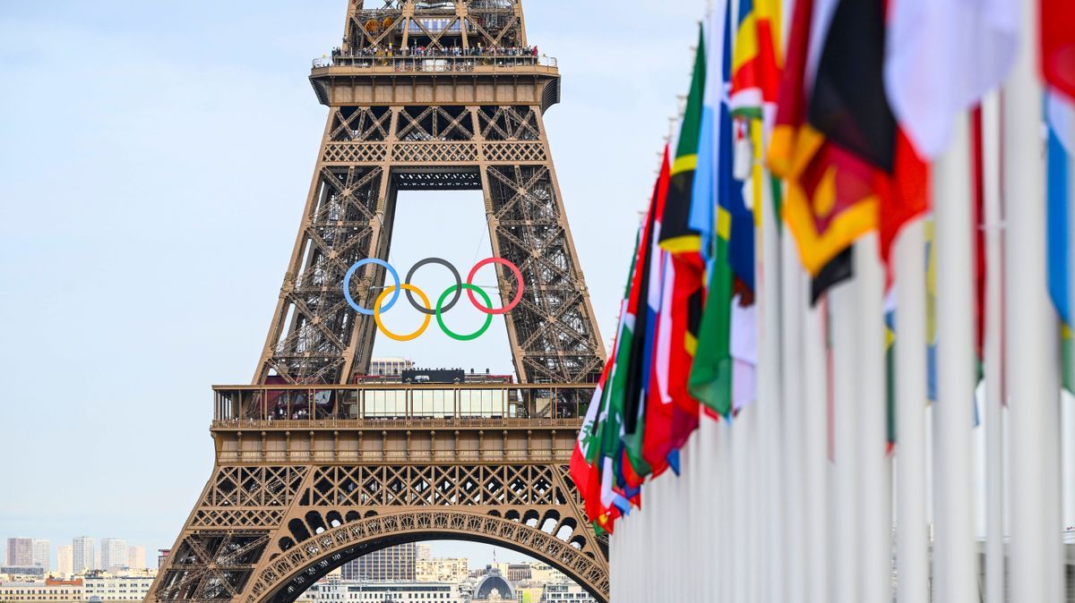 Paris 2024 Olympic Games, Olympische Spiele, Olympia, OS - 24 07 2024 PARIS, FRANCE - JULY 24 : Illustration picture Eiffel Tower with the Olympic rings ahead of the XXXIII Paris 2024 Summer Olympi...