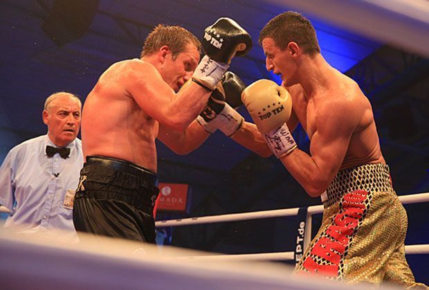 
                <strong>Robin Krasniqi vs. Oleksandr Cherviak (UKR)</strong><br>
                In einem intensiven und hochklassigen Gefecht zwischen Robin Krasniqi und Oleksandr Cherviak gewann der Deutsche klar und deutlich nach Punkten. "Ganz zufrieden war ich mit meinem Kampf nicht, im Ring war es aber auch wie in einer Sauna", meinte Krasniqi.
              