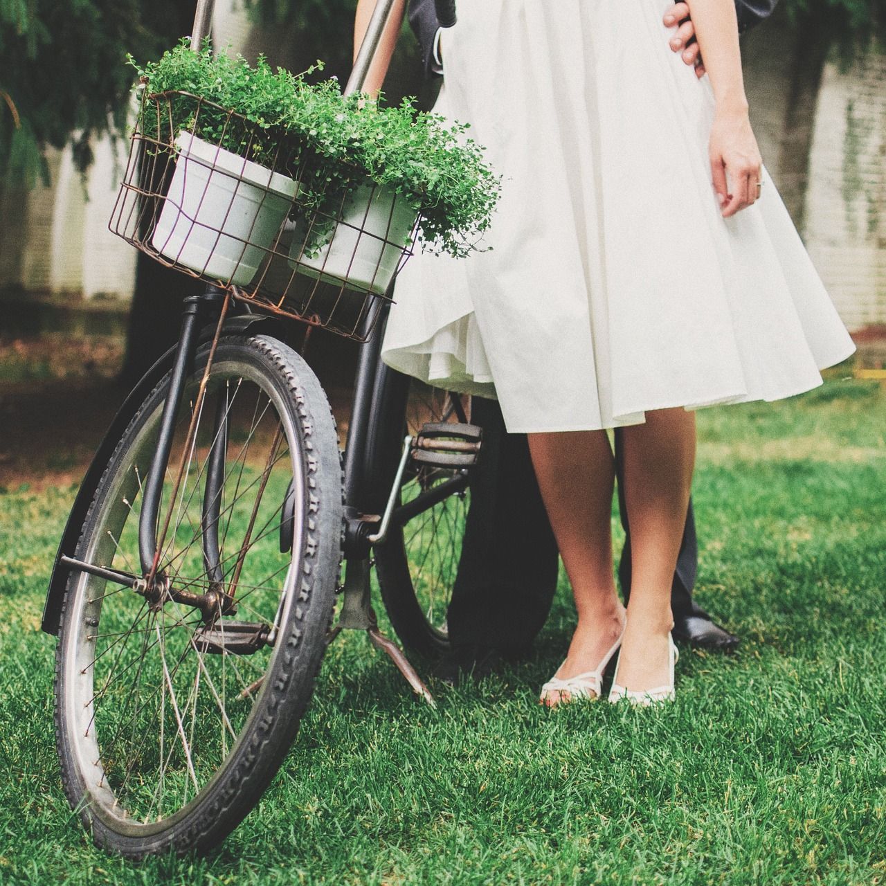 Ein altes Fahrrad kann die Hochzeitsdeko im Vintage-Stil komplettieren – aber nur, wenn es zu dem Rest passt.