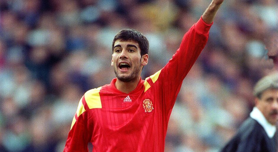 
                <strong>Pep Guardiola ( Spanien)</strong><br>
                1992 stiegen die Olympischen Spiele in Barcelona. In der katalanischen Hauptstadt waren es ausgerechnet zwei Ikonen des FC Barcelona, die für den spanischen Titelgewinn sorgten: Allen voran Pep Guardiola, der als Mastermind im Mittelfeld agierte und auch beim 3:2-Finalsieg gegen Polen spielte.
              