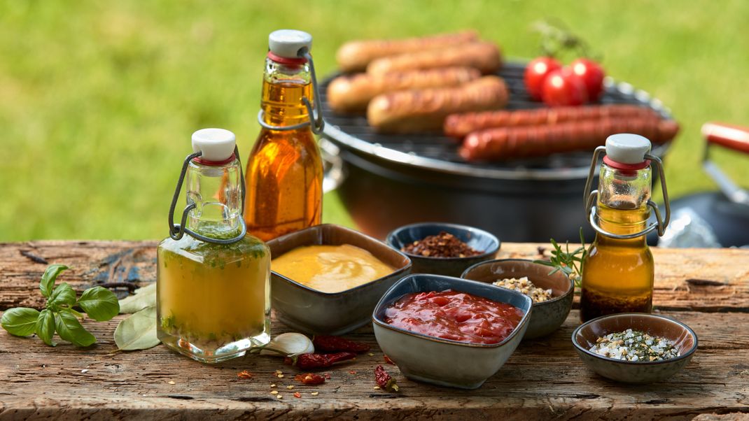 Zu jedem Grillgericht gehört eine leckere Sauce, zu Beilagen ein anständiger Dip.