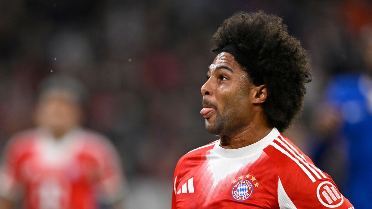 Serge Gnabry FC Bayern Muenchen FCB (07) Portrait Zunge raus FC Bayern Muenchen FCB vs Chelsea FC Spieltag 01 17.09.2025 DFL REGULATIONS PROHIBIT ANY USE OF PHOTOGRAPHS AS IMAGE SEQUENCES AND OR QU...