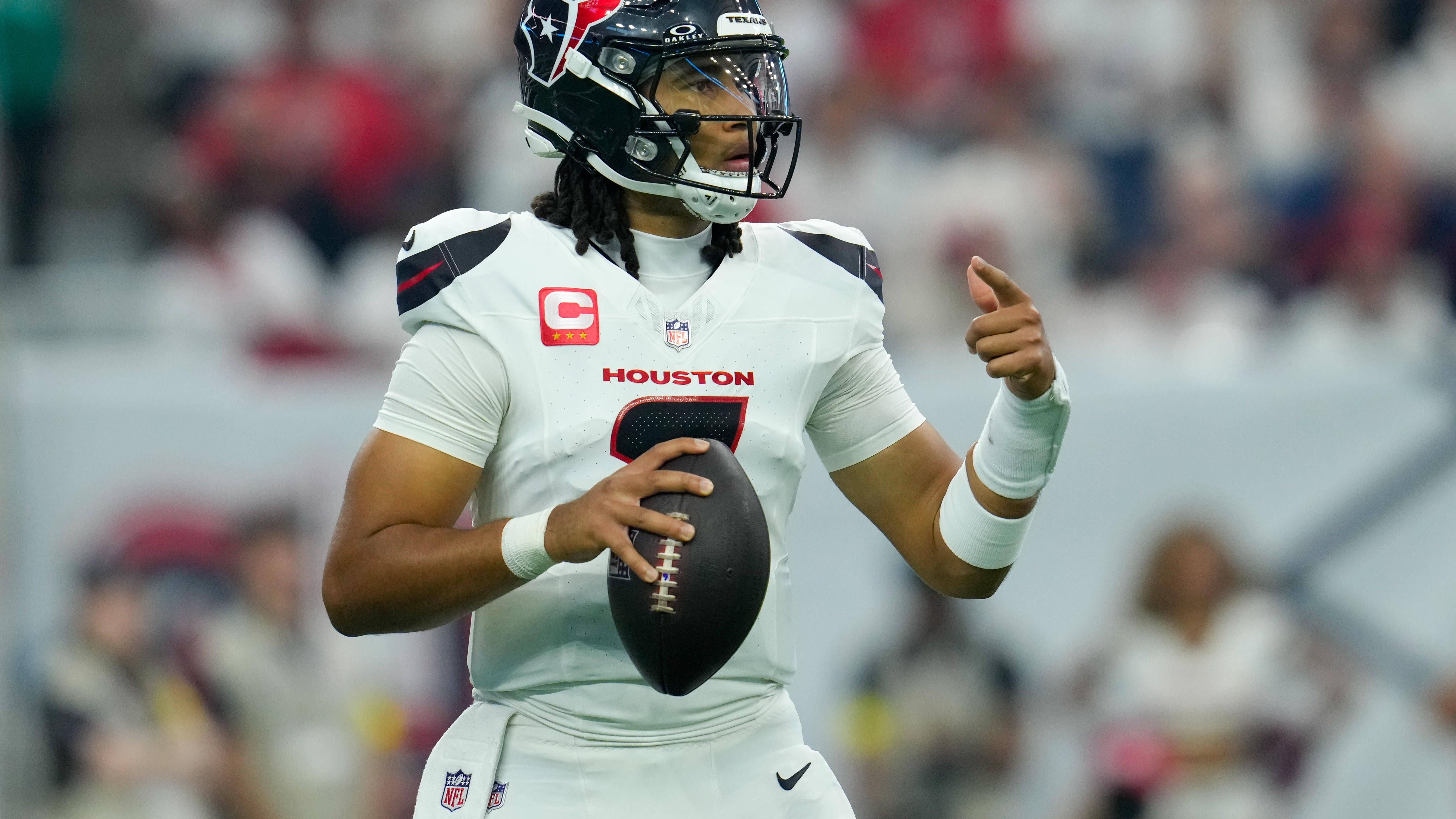<strong>Platz 20: Houston Texans (Vorwoche: 18)<br></strong>Fehlstart für die Texans. Houston verliert zwei Low-Scoring-Games zum Saisonbeginn denkbar knapp - aber genau deswegen muss in Texas noch niemand Panik bekommen. Die Offense um C.J. Stroud befindet sich wegen der Probleme in der Offensive Line noch in der Findungsphase, im Saisonverlauf sollte man sich hier steigern können. Die Defense ist schon jetzt auf Top-Niveau.