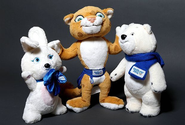 
                <strong>Drei Plüsch-Maskottchen von Sotchi</strong><br>
                Der Leopard scheint etwas missverstanden zu haben: Sein Schal wirkt eher wie ein Judo-Gürtel. Hase und Bär scheint's nicht zu stören.
              