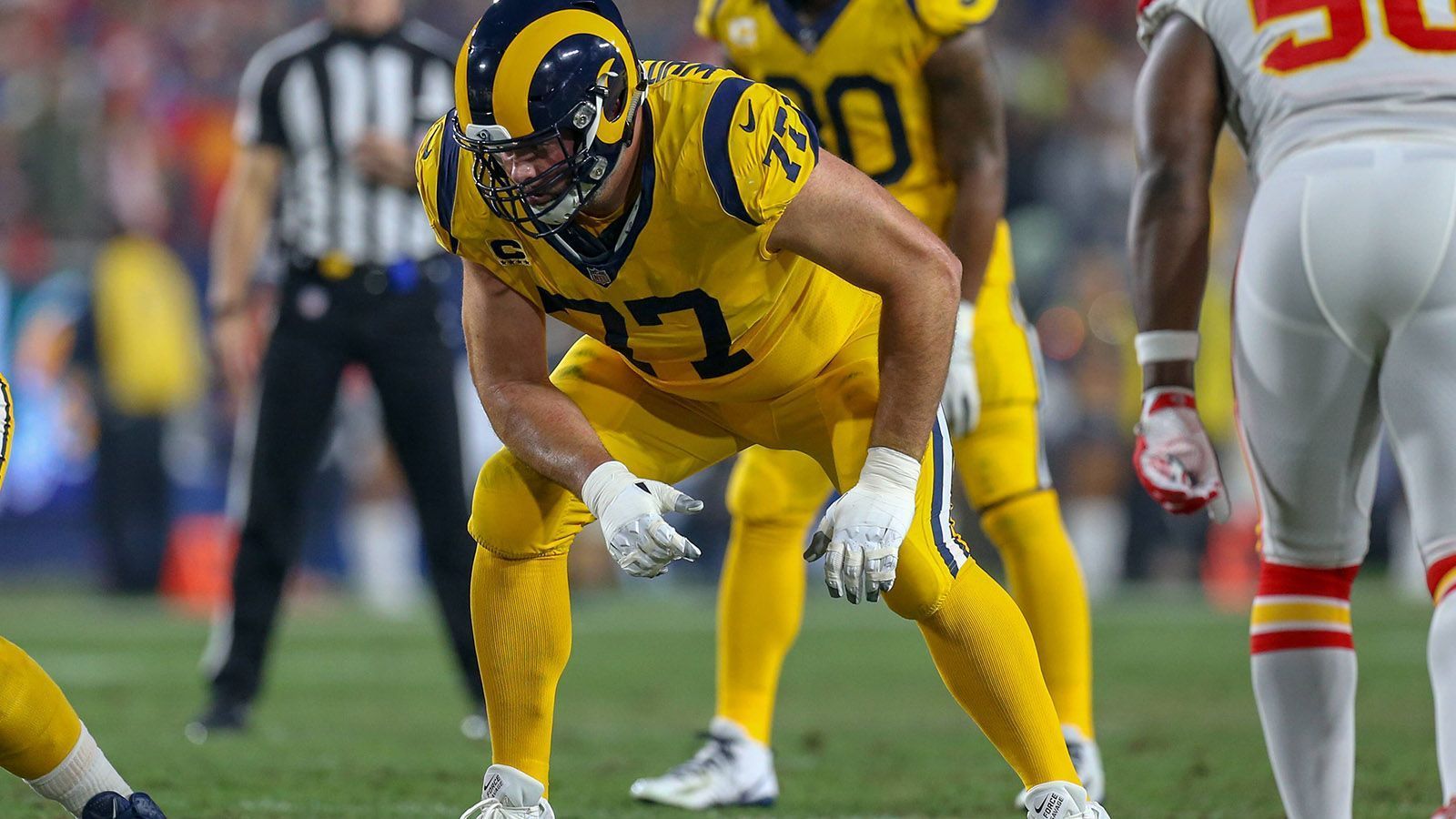 
                <strong>Andrew Whitworth (Offensive Tackle, Los Angeles Rams)</strong><br>
                Wenn Rams-Quarterback Jared Goff genug Zeit hat, kann er seine Offensive mit lupenreinen Pässen lenken. Unter Druck unterlaufen ihm aber immer wieder leichtsinnige Fehler. Bei den Cowboys, dem Gegner in der Divisional Round, steht mit DeMarcus Lawrence allerdings ein sehr gefährlicher Quarterback-Jäger (10,5 Sacks). Für ihn wird zumeist Andrew Whitworth verantwortlich sein, der sich in dieser Saison in Topform befindet. Ob die Highscoring-Offense aus L.A. ins Rollen kommt, hängt zu großen Teilen auch von ihm ab.
              