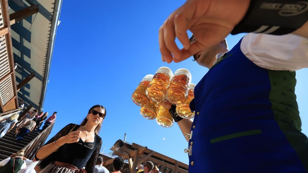 Maß für Maß: Auf dem Oktoberfest werden Millionen Liter Bier ausgeschenkt – wie gelangt das Getränk ins Festzelt?