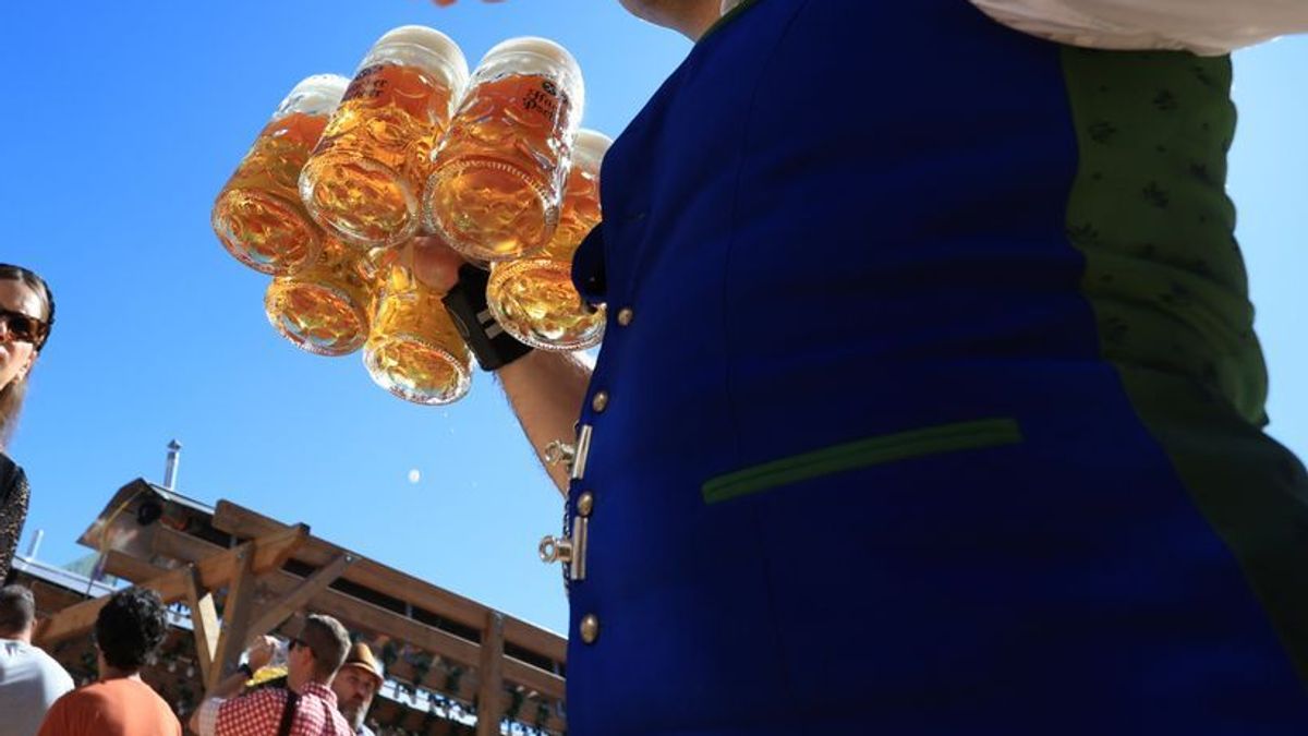 Maß für Maß: Auf dem Oktoberfest werden Millionen Liter Bier ausgeschenkt – wie das Getränk ins Festzelt gelangt, erklärt ein Blick hinter die Kulissen.