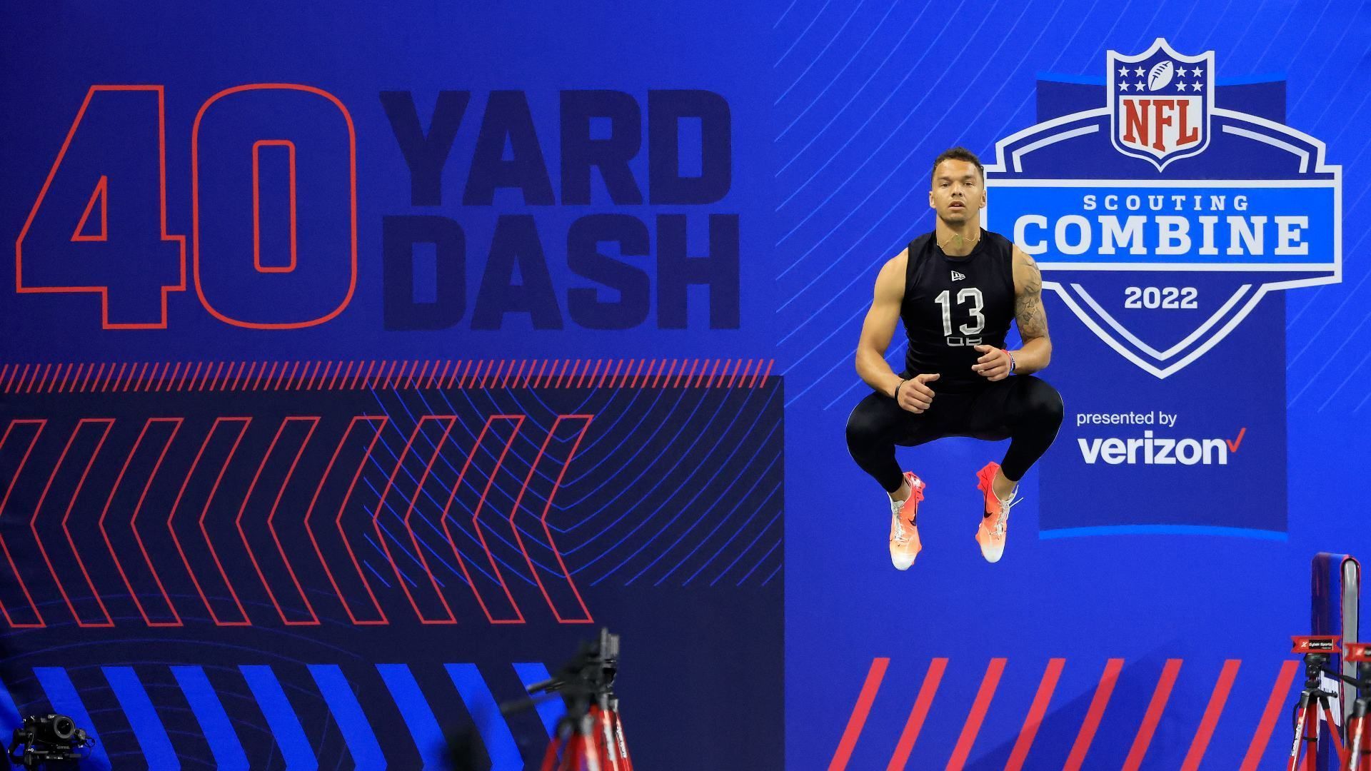 
                <strong>Desmond Ridder läuft allen davon </strong><br>
                Er hat sie alle geschlagen! Am ersten Tag des NFL Combines lieferte Quarterback Desmond Ridder von den Cincinnati Bearcats beim 40-Yard-Dash ein Feuerwerk ab. So brauchte er für den Sprint nur 4,52 Sekunden und war damit schneller als Quarterback-Stars wie Russell Wilson, Marcus Mariota oder Patrick Mahomes. 
              