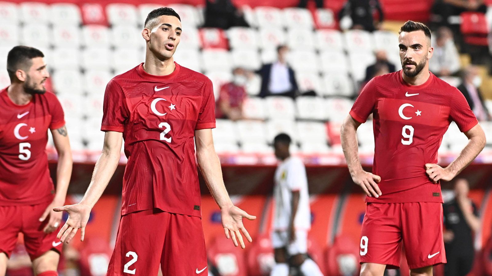 
                <strong>Viertelfinale gegen die Türkei</strong><br>
                Viertelfinale: Es herrscht Derby-Stimmung. Deutschland vs. Türkei. Wie bei der EM 2008 wird es ein wahrer Krimi. Auch diesmal überträgt das ZDF. Wieder fällt das TV-Bild aus, wieder macht Bela Rethy den Radio-Kommentator. Und wieder fällt ein Tor für Deutschland ganz spät. Nur ist es diesmal nicht der Siegtreffer, sondern es müllert zum Ausgleich. Verlängerung. Schon wieder ...
              