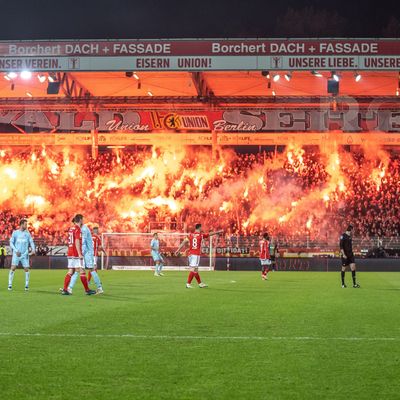 Nach anhaltenden Fan-Protesten stoppt die DFL den Einstieg eines Investors in den deutschen Profi-Fußball.