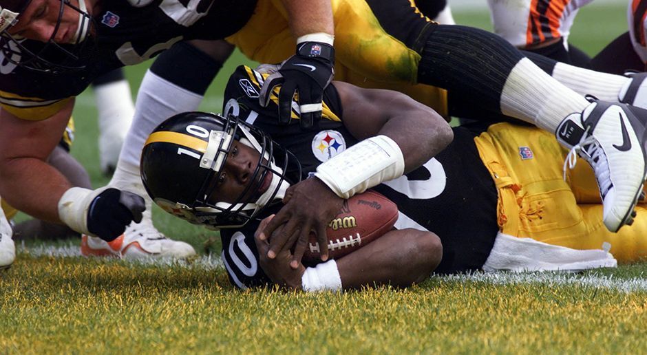 
                <strong>Kordell Stewart</strong><br>
                Platz 3: Kordell Stewart, 38 Rushing-Touchdowns (Teams: Pittsburgh Steelers, Chicago Bears, Baltimore Ravens) - Kordell Stewart wurde aufgrund seiner Vielfältigkeit "Slash" genannt. So spielte er in einer Saison nicht als Quarterback, sondern als Wide Receiver. Fun Fact: Erst nachdem er sieben Jahre für kein Team in der NFL auflief, beschloss Stewart im Jahr 2012 seine Karriere offiziell zu beenden.
              