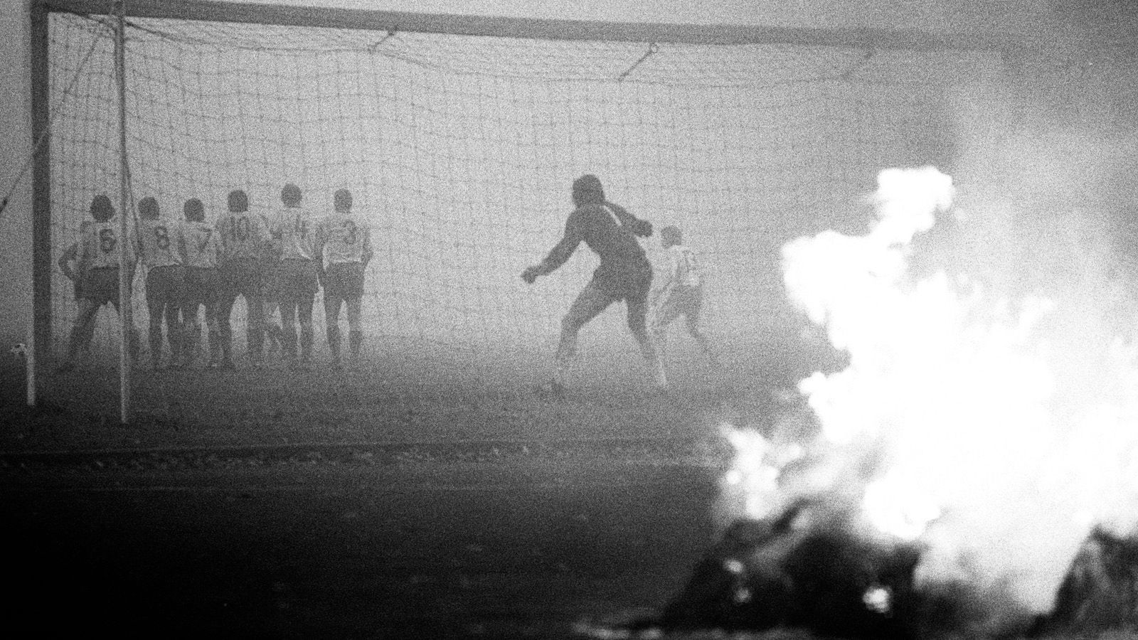 
                <strong>Bundesliga: Eintrach Braunschweig vs. Eintracht Frankfurt (1972)</strong><br>
                Braunschweig führte zur Halbzeit mit 3:0, wegen Nebels war an eine Fortsetzung des Spiels nicht zu denken. Der Versuch der Veranstalter, den Nebel mit brennenden Strohballen zu vertreiben, schlug fehl. Die Partie wurde abgebrochen. Die Frankfurter Eintracht konnte die neue Chance jedoch nicht nutzen. Das Wiederholungsspiel entschied Braunschweig mit 2:1 für sich.
              