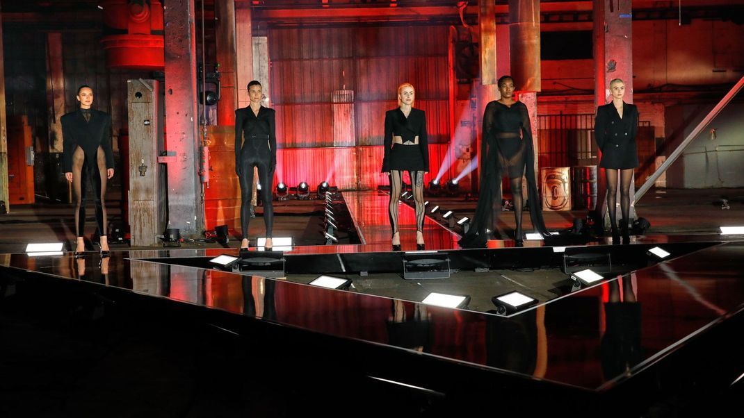 Sara, Stella, Mara, Lydwine und Lilli bei der Entscheidung in Folge 10 von "Germany's Next Topmodel".