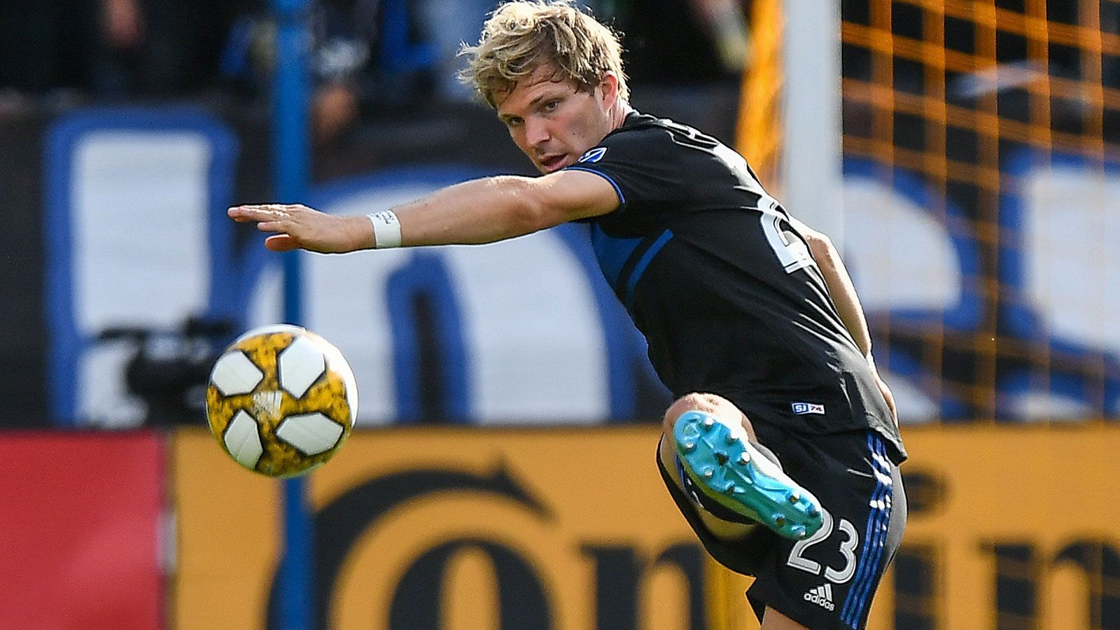 
                <strong>Florian Jungwirth (San Jose Earthquakes)</strong><br>
                In der vergangenen Spielzeit gehörte der Innenverteidiger zum Stammpersonal bei den San Jose Earthquakes. Beim 2:2 zum Saisonauftakt gegen den Toronto FC saß Florian Jungwirth aber 90 Minuten lang auf der Bank. Dabei sah er, wie seine Teamkollegen einen 0:2-Rückstand noch aufholten. Der späte Ausgleich fiel erst in der 95. Minute durch einen Freistoß von Oswaldo Alanis. 
              