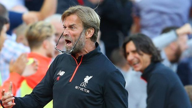 
                <strong>Ein Jahr Jürgen Klopp</strong><br>
                Am 8. Oktober 2015 verkündete der FC Liverpool die Verpflichtung von Jürgen Klopp. Ein erstes kleines Jubiläum für den 49-Jährigen also. "Ich habe keine Lust, Bilanz zu ziehen, wir werden nicht feiern, hoffentlich bringt mir keiner einen Kuchen. Okay, es ist ein Jahr, ich bin ein Jahr älter und dieser ganze Mist. Aber bin ja nicht hier, um ein Jahr zu bleiben, sondern hoffentlich langfristig", sagte er jüngst. Kurz- und mittelfristig hat er aber bereits einiges erreicht. ran.de blickt auf ein Jahr Jürgen Klopp beim FC Liverpool zurück.
              