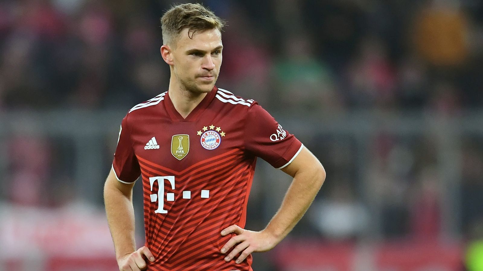 
                <strong>Flop: Das Impf-Chaos um Bayern-Star Joshua Kimmich</strong><br>
                Ein dominierende Rolle im Alltag spielt nach wie vor das Thema Corona und dieses macht auch vor dem Fußball nicht Halt. Eine unglückliche Rolle machte dabei besonders Bayern-Star Joshua Kimmich. Zunächst leitete er mit Mitspieler Leon Goretzka eine Charity-Initiative in die Wege, um durch Spenden zur Linderung der finanziellen Folgen von Corona beizutragen. Dieses Engagement wurde dem Nationalspieler zunächst sehr positiv ausgelegt - bis herauskam, dass sich der Mittelfeldspieler selbst gegen eine Impfung entschied. Er begründete dies damit, zunächst auf die Ergebnisse der Langzeitstudien warten zu wollen. Als wäre das nicht schon kurios genug, infizierte sich Kimmich danach tatsächlich mit dem Coronavirus und fiel zuletzt bis zum Ende der Hinrunde aus. Nun will sich Kimmich wohl doch impfen lassen.
              