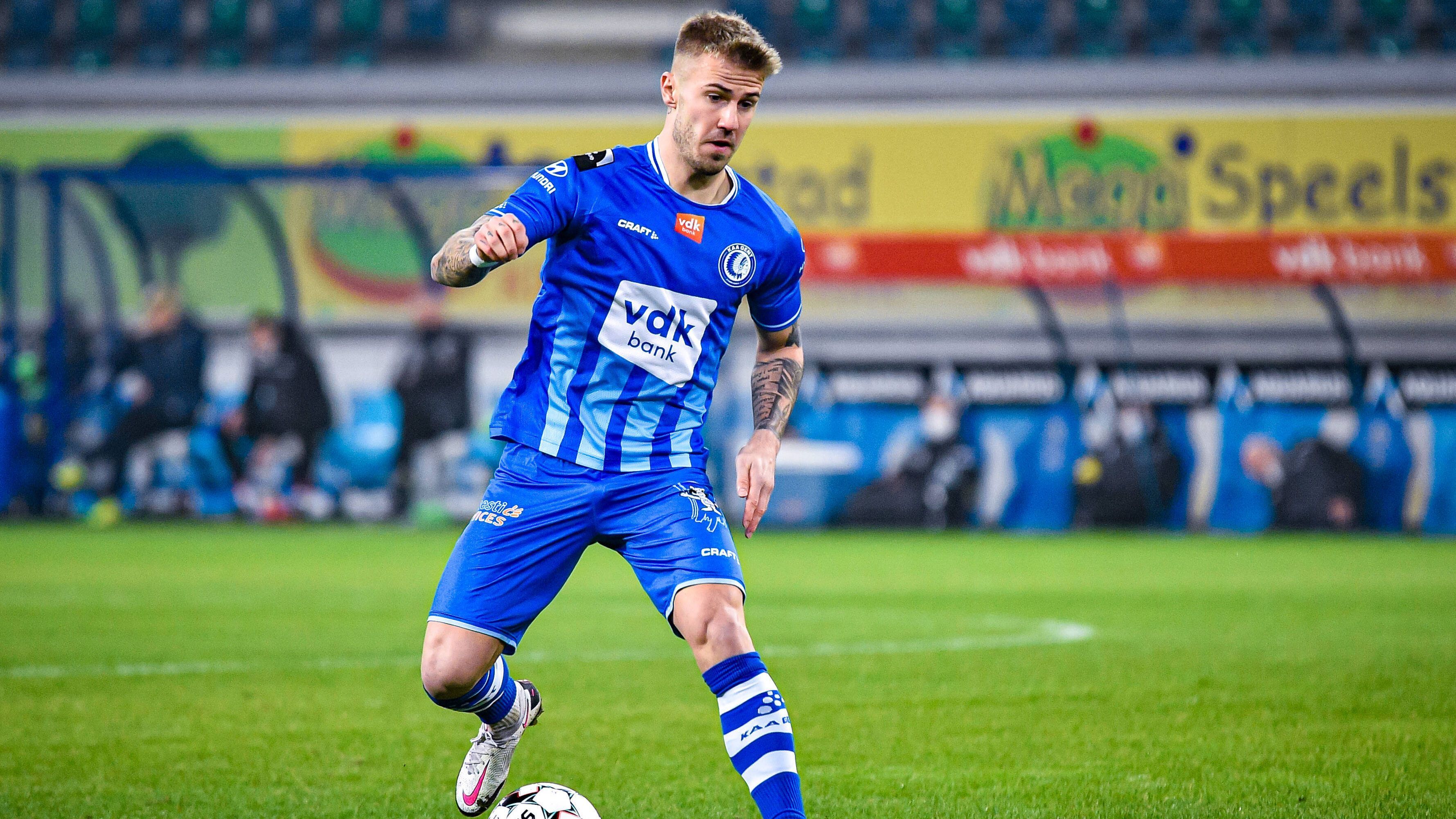 
                <strong>Niklas Dorsch (KAA Gent)</strong><br>
                Niklas Dorsch hat sich mit den Leistungen bei der EM ebenfalls weiter ins Rampenlicht gespielt und sich für potentielle neue Vereine empfohlen. Mit der Situation bei KAA soll der Angreifer, laut eigener Aussage, nicht sonderlich zufrieden sein. Die "Sport Bild" brachte ihn zuletzt mit dem SC Freiburg in Verbindung, wo Dorsch unter Trainer Christian Streich gute Chancen auf einen Stammplatz im Mittelfeld hätte. Allerdings ist nicht ausgeschlossen, dass sich nach dem Finale am Sonntag auch noch andere Interessenten in Gent melden könnten.
              