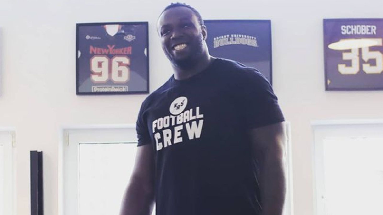 
                <strong>David Bada (Washington Football Team)</strong><br>
                Auch der deutsche Defensive Liner David Bada ist weiterhin ein Bestandteil der NFL und blickt seiner zweiten Saison in Washington entgegen. Der 25-Jährige erklärte beim "SWR", dass er sich im vergangenen Jahr bereits gut entwickeln konnte: "Ich hab mich überall verbessert. Alleine im Wissen vom Football habe ich mich ums Hundertfache verbessert. Mein Spielstil ist besser geworden, ich bin schneller und beweglicher geworden."
              