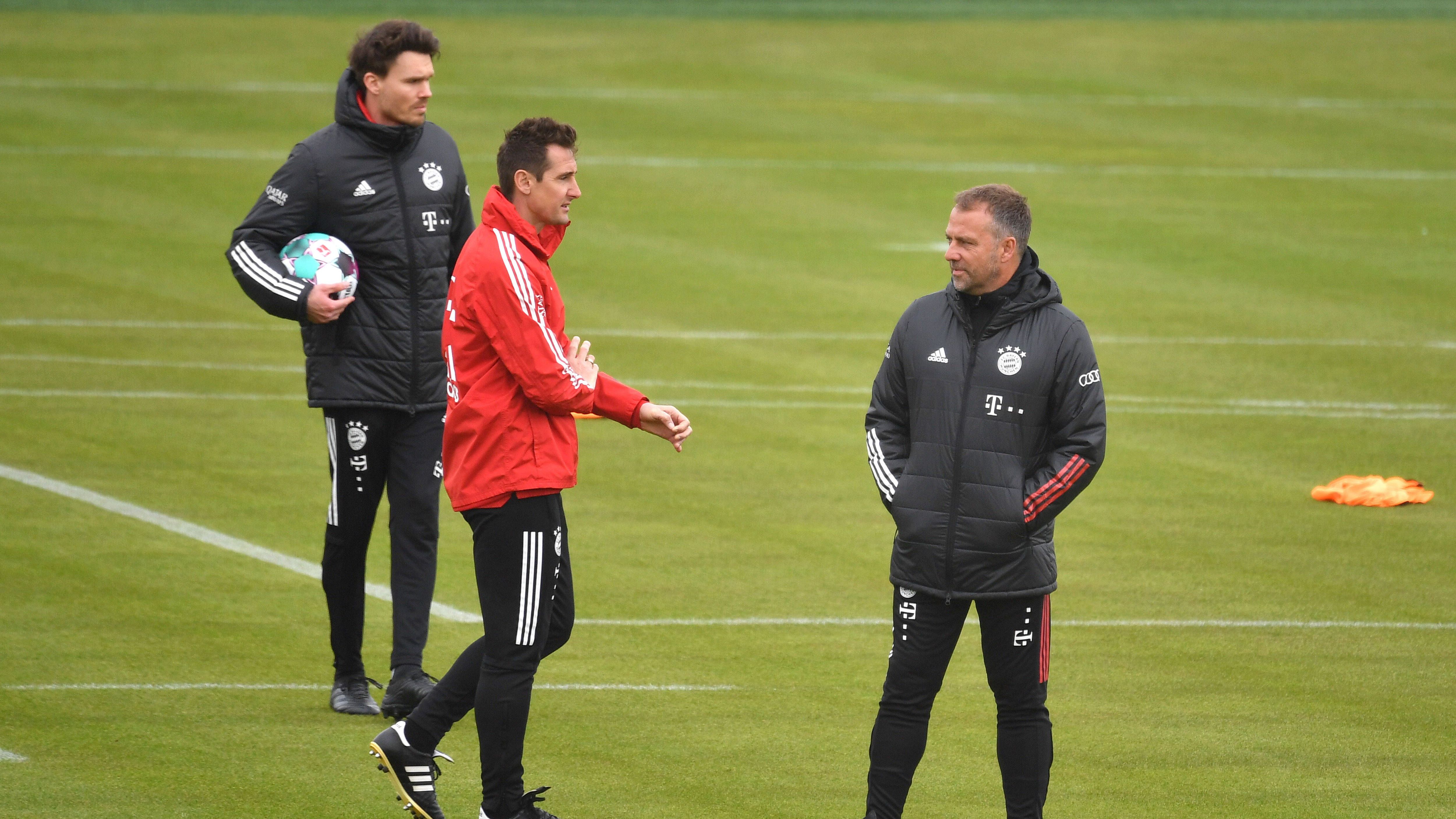 <strong>Miroslav Klose und Toni Tapalovic (ohne Trainerjob)</strong><br>Flick soll laut der “AZ“ verdeutlicht haben, dass er nicht als Übergangslösung zurückkehren werde. Die Bayern wollen nach der Nagelsmann-Ära keine derartig langen Verträge mehr schließen, weshalb ein Kontrakt bis 2026 diskutiert worden sei. Zudem soll Flick als Bedingung angeführt haben, dass Miroslav Klose (M.) und Toni Tapalovic seine Assistenten werden.