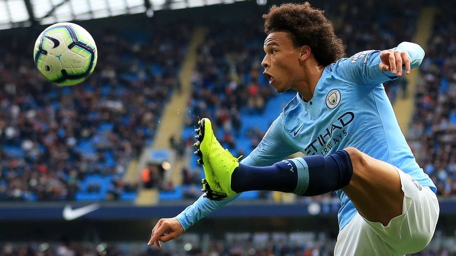
                <strong>Man City ist noch ungeschlagen</strong><br>
                Manchester City geht als Titelverteidiger und ungeschlagener Tabellenführer in das Prestigeduell. Die Mannschaft von Pep Guardiola liegt mit 29 Zählern zwei Punkte vor den ebenfalls noch unbesiegten Verfolgern Chelsea und Liverpool. In elf Punktspielen schoss City 33 Tore. Auch in der Champions League hat die Mannschaft die überraschende Auftakt-Heimniederlage gegen Olympique Lyon gut weggesteckt, alle drei folgenden Spiele gewonnen und unter der Woche Schachtjor Donezk mit 6:0 deklassiert.
              