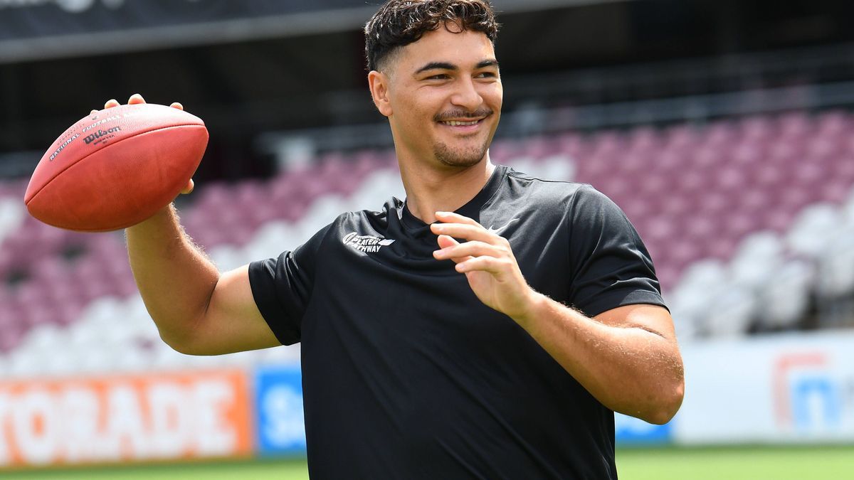 JORDAN PETAIA NFL, American Football Herren, USA Queensland and Australian rugby union star Jordan Petaia throws an NFL ball for media during a press conference, PK, Pressekonferenz at Ballymore St...