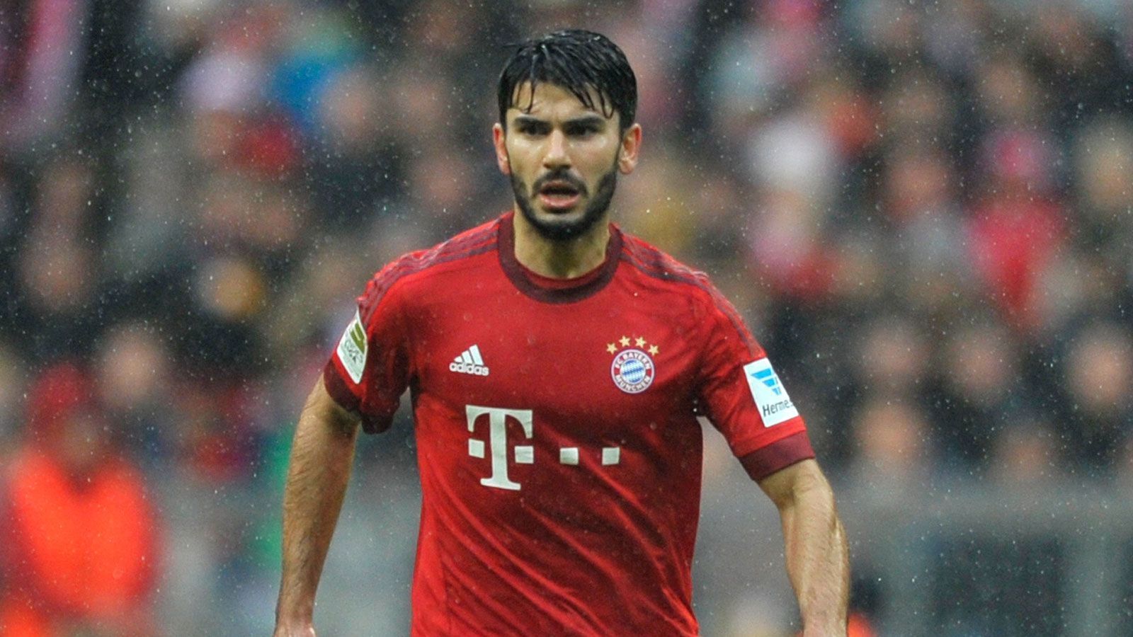 
                <strong>Serdar Tasci</strong><br>
                Aus der Not heraus lieh der FC Bayern in der Winterpause der Saison 2015/16 Serdar Tasci von Spartak Moskau aus. Weil Javi Martinez, Medhi Benatia und Jerome Boateng verletzungsbedingt langfristig ausfielen, benötigten die Münchner dringend Verstärkung auf der Innenverteidigerposition. Doch der frühere Stuttgarter vermasselte gleich seinen Einstand. Bei seinem Debüt gegen Darmstadt verschuldete er prompt ein Gegentor, wurde von Trainer Pep Guardiola ausgewechselt und in der Folge auch nicht mehr eingesetzt. Selbst dann nicht, als sich mit Holger Badstuber ein weiterer Innenverteidiger schwer verletzte. Tasci wurde damit zu einer der größten Fehlinvestitionen. Seine Leihe kostete die Bayern umgerechnet 47.000 Euro pro Spielminute.
              