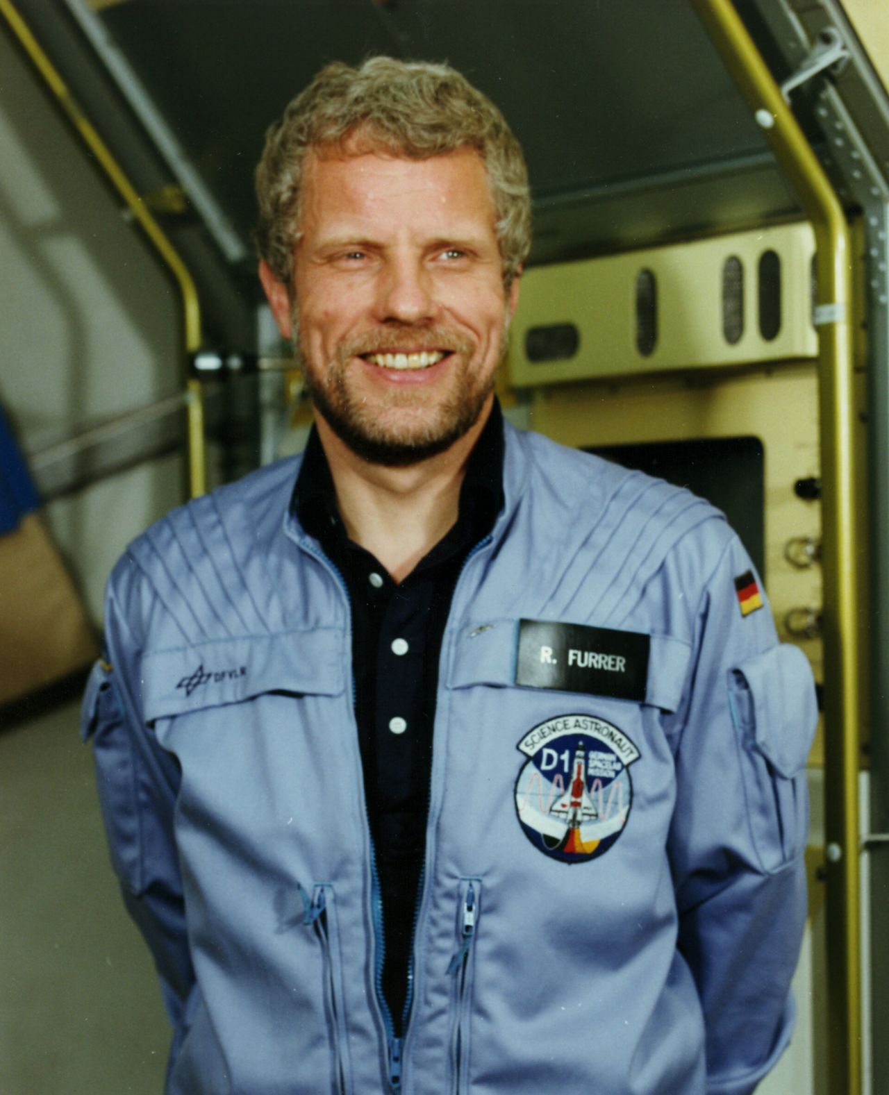 Reinhard Furrer ist der 3. der westdeutschen "Mercurys", der 3 Astronauten aus der ersten Auswahlrunde. Damals war offenbar kein Nachteil, Physik zu studieren, wenn man ins All wollte. Erst machte der gebürtige Tiroler Karriere als Physik-Professor an der Uni, dann arbeitete er im Orbit an der Seite von Messerschmid im SpaceLab. Tragisch: Furrer stürzte 1995 als Co-Pilot mit einem Oldtimer-Kampfflugzeug ab. Ob er oder der Pil