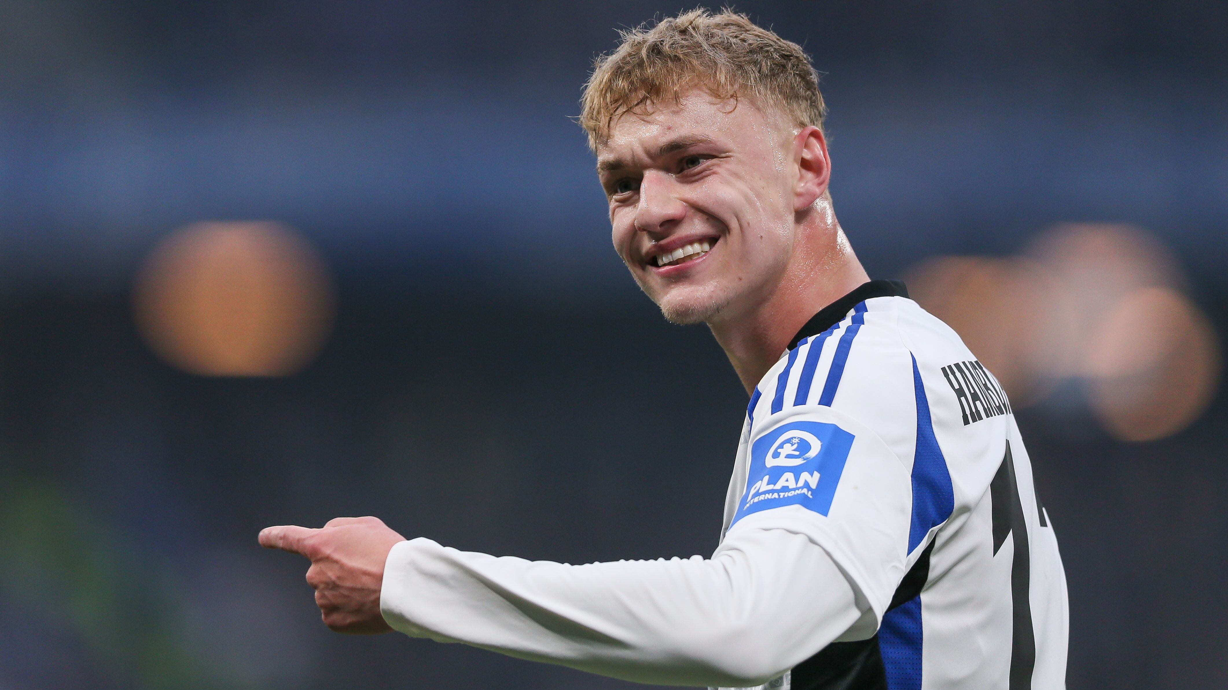 <strong>Adam Karabec (Sparta Prag)</strong><br>Beim HSV könnte laut "Bild" bald ein alter Bekannter wieder im Kader stehen. Demnach arbeiten die Hanseaten an einer weiteren Leihe von Adam Karabec von Sparta Prag. Der 22-Jährige verhalf dem HSV zuletzt zum Aufstieg, dennoch wurde die Kaufoption in angeblicher Höhe von 4,2 Millionen Euro nicht gezogen. Dem Bericht nach könnte Karabec seinen Vertrag in Prag über den Sommer 2026 hinaus verlängern und anschließend wieder zur Leihe an die Elbe wechseln.