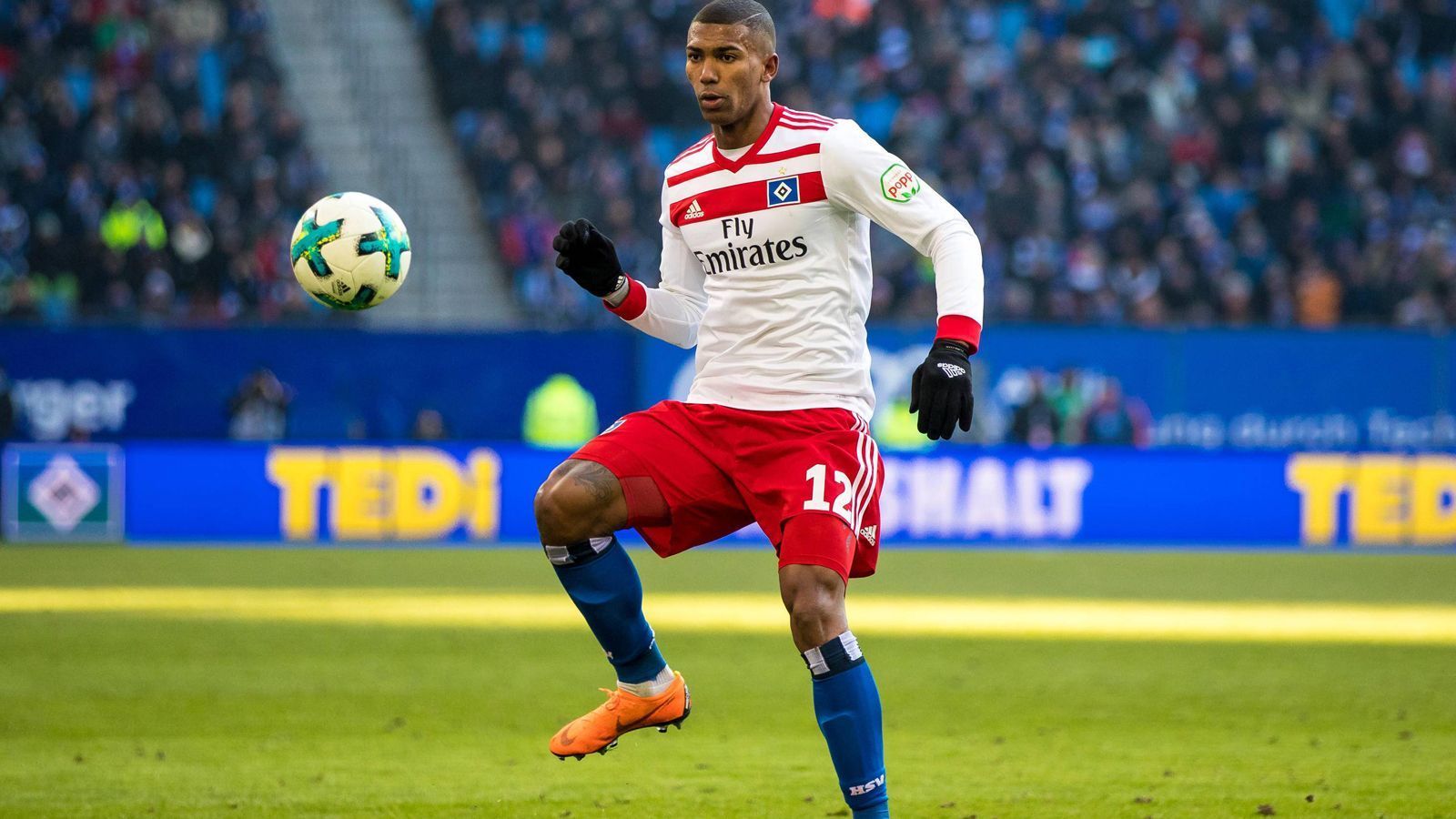 
                <strong>Walace (Zugang Hannover 96)</strong><br>
                Statt mit in die zweite Liga zu gehen, wechselt Walace vom Hamburger SV zu Hannover 96. Dort unterschreibt der 23-Jährige einen Vertrag bis Juni 2022. Laut "Bild" soll der Mittelfeldspieler sechs Millionen Euro gekostet haben. "Walace wollte unbedingt in Deutschland und der Bundesliga bleiben, um beweisen zu können, dass er sportlich und charakterlich jemand ist, auf den eine Mannschaft zählen kann. Dieser Ehrgeiz imponiert uns", erklärt Horst Heldt den Wechsel. Walace wechselte im Januar 2017 von Gremio Porto Alegre nach Hamburg. 
              