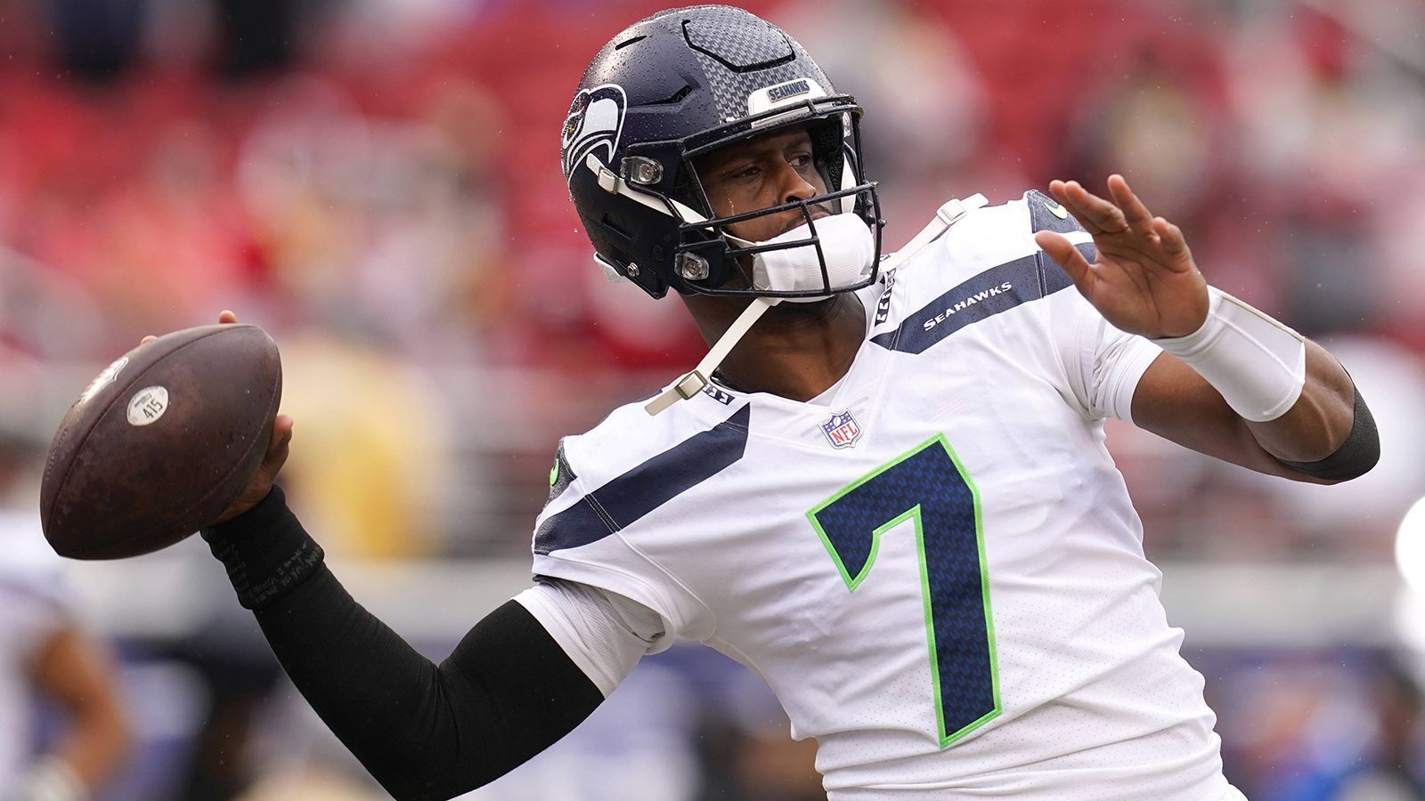 
                <strong>Geno Smith (Seattle Seahawks)</strong><br>
                Nach Jahren als Backup-Quarterback für verschiedene Teams hat Geno Smith bei den Seattle Seahawks wohl seine sportliche Heimat gefunden und für eine der "Feel-Good-Stories" der Saison gesorgt. Nach dem Aus in den Playoffs erklärte Seahawks-Head-Coach Pete Carroll bereits, dass Smith der Franchise erhalten bleiben soll. Smith selbst ließ zuletzt bei "SiriusXM NFL Radio" durchblicken, dass die Gespräche über eine Verlängerung zwischen ihm und den Seahawks gut verlaufen.
              