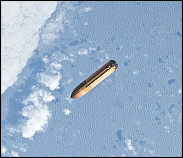 Doch bis irgendwann mal alle Raketen heile wieder landen, werden ihre Teile weiter im Orbit zurückgelassen - wie dieser Wasserstoff-Tank eines Space Shuttles.