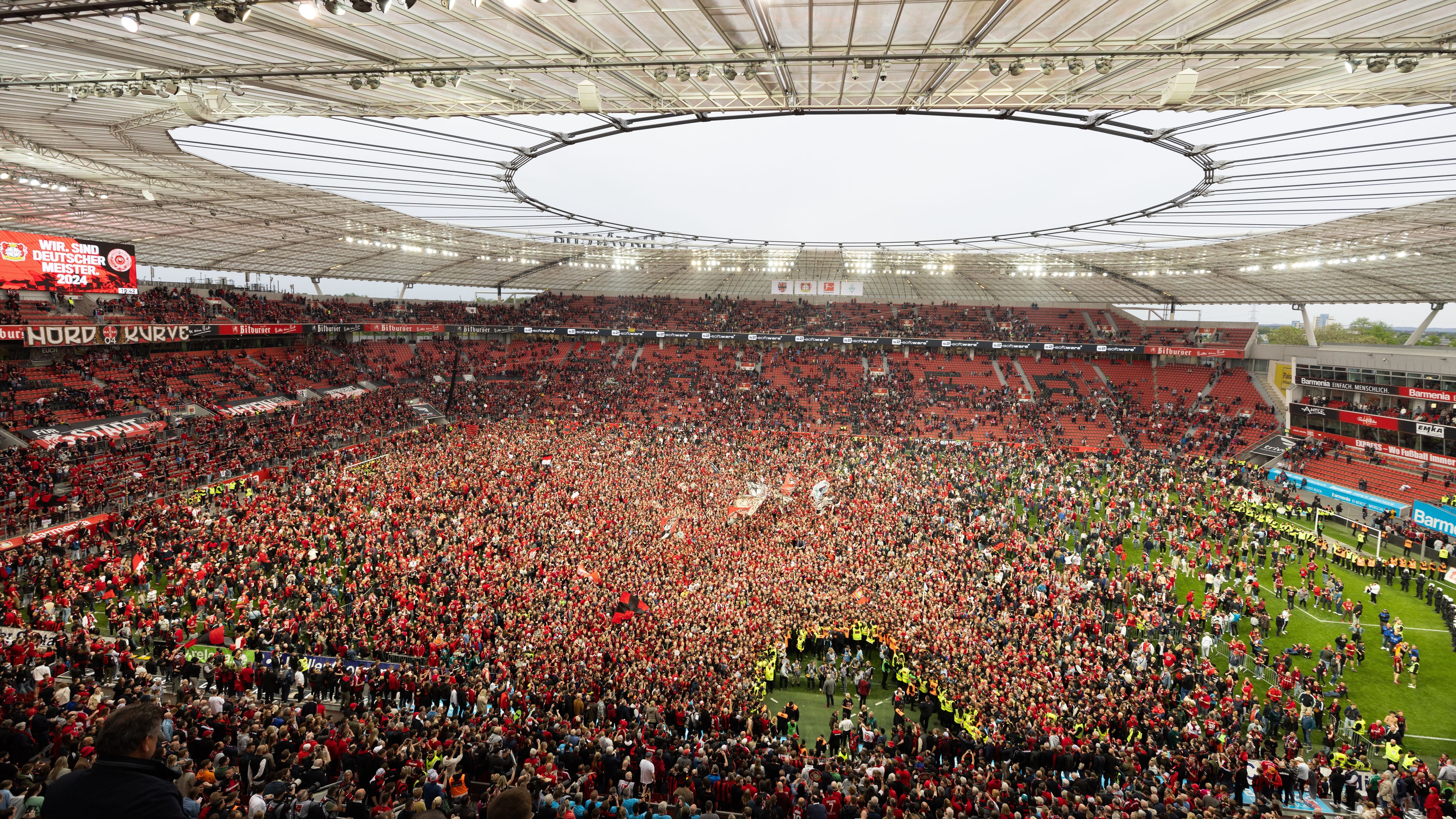 <strong>Tuttosport (Italien)</strong><br>Leverkusen schreibt Geschichte, Xabi Alonso triumphiert: Was für eine Party für die erste Bundesliga. Bayer-Fans im Delirium bejubeln die historische erste Meisterschale des Vereins.